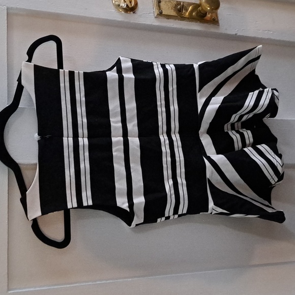 INC Black and White Pendlum Top szM - Picture 3 of 3